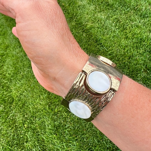 Vintage Gold Metal and Mother of Pearl Stretch Bracelet - Picture 5 of 10